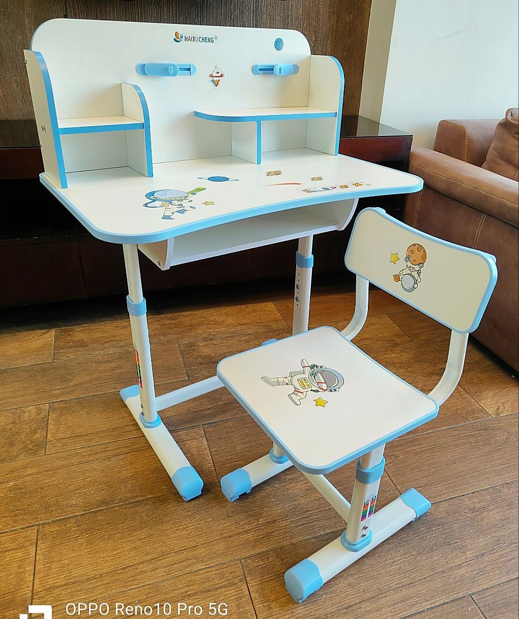 مكتب مع كرسي بينك ولبني