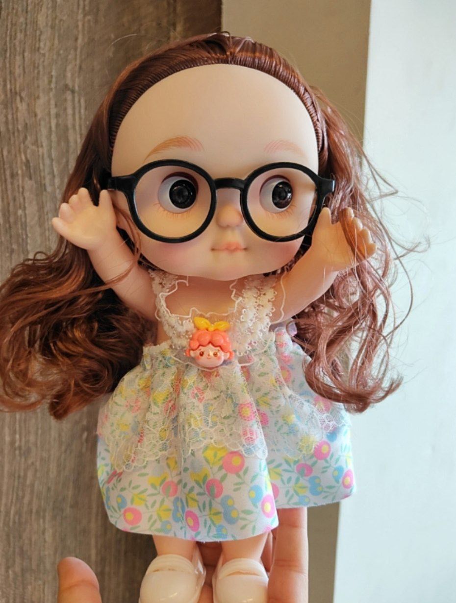 عروسه بتغني🩷